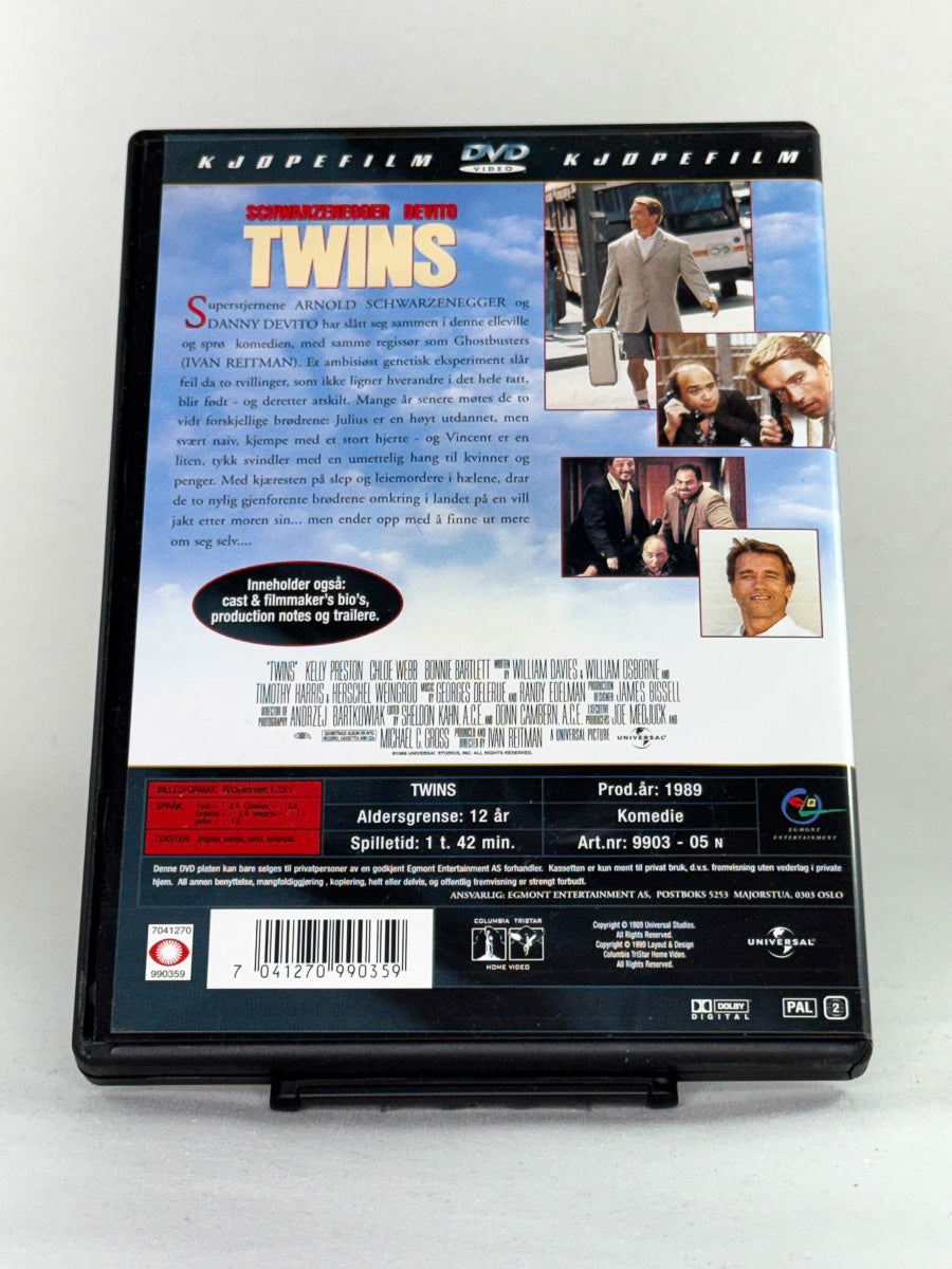 DVD-bakside til filmen Twins
Baksiden viser info, spesifikasjoner og eventuell ekstratekst – produktbilde fra nettbutikken Brukbar Film