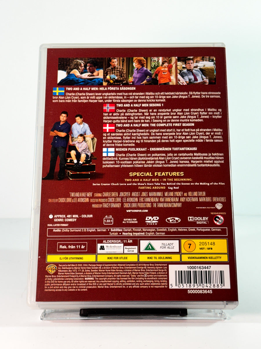 Bakside av cover til Two and a Half Men – The Complete First Season, brukt DVD hos Brukbar Film