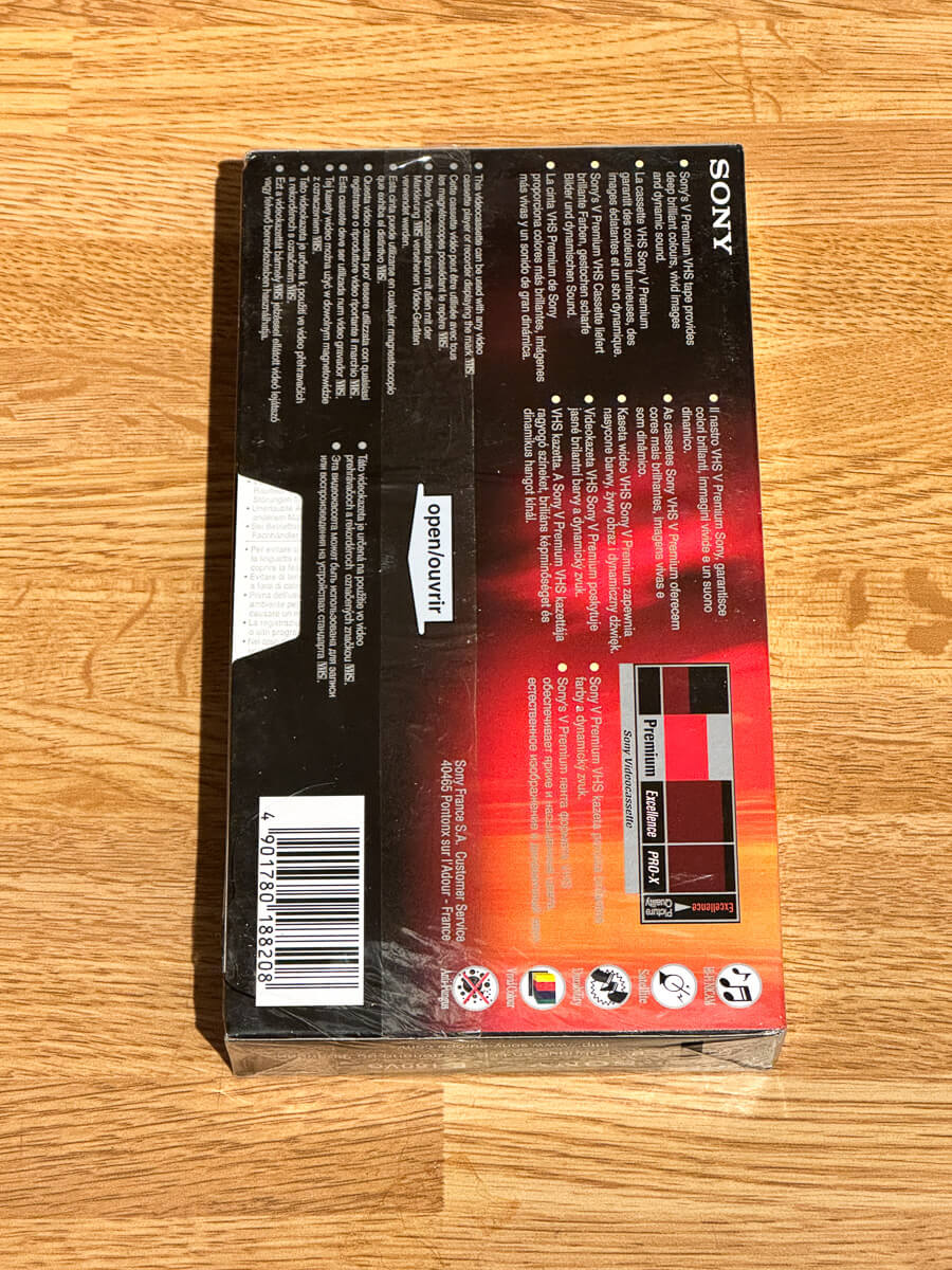 Baksiden av emballasjen til en uinnspilt Sony Premium E-180 VHS-kassett.