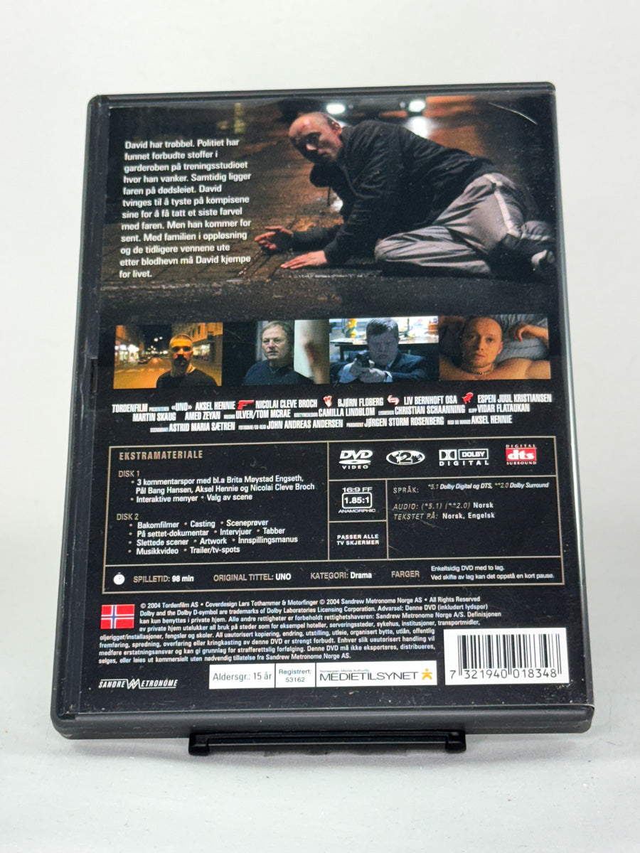 DVD-bakside til filmen UNO
Baksiden viser info, spesifikasjoner og eventuell ekstratekst – produktbilde fra nettbutikken Brukbar Film