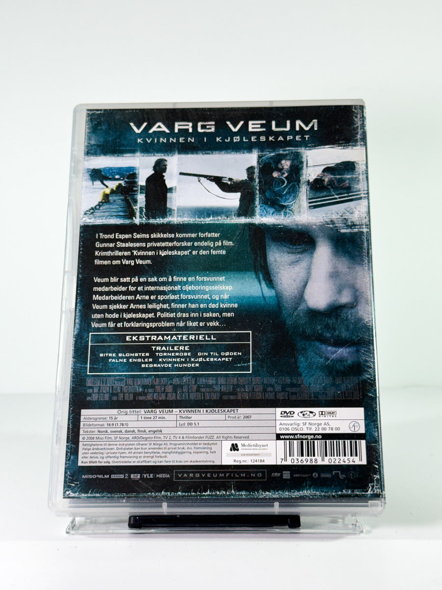 Bakside av cover til varg veum kvinnen i kjoleskapet, brukt DVD hos Brukbar Film