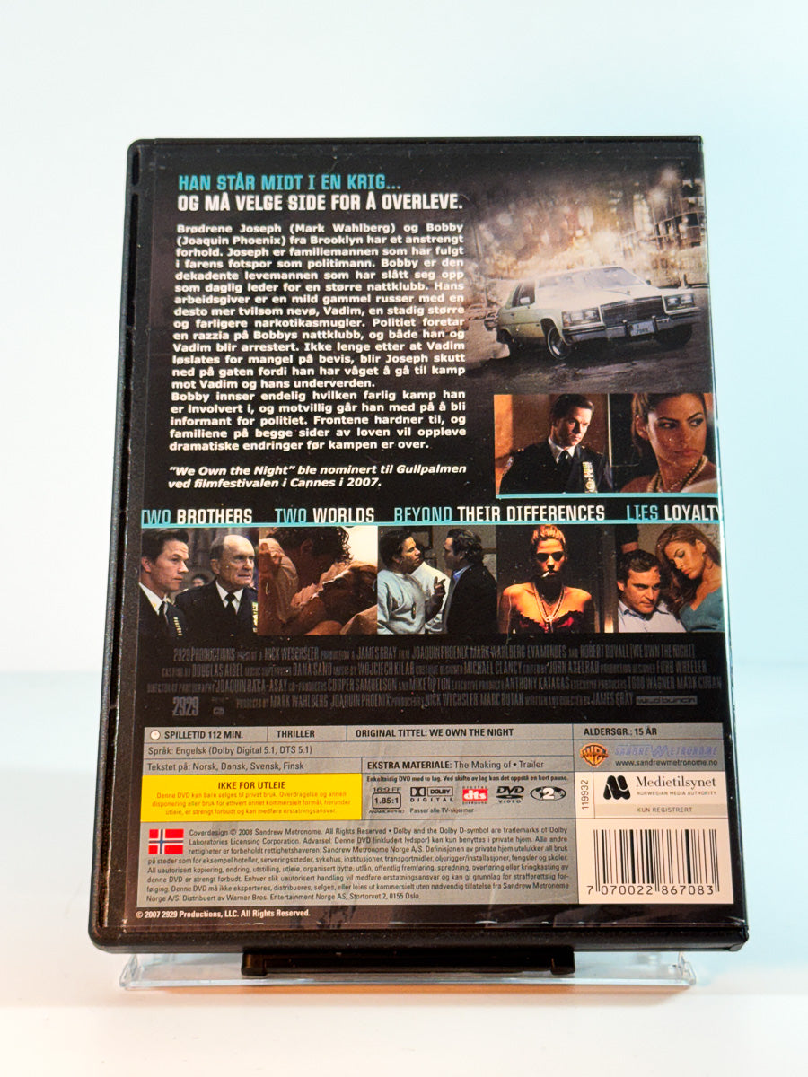 Bakside av cover til we own the night, bruktfilm på DVD hos Brukbar Film
