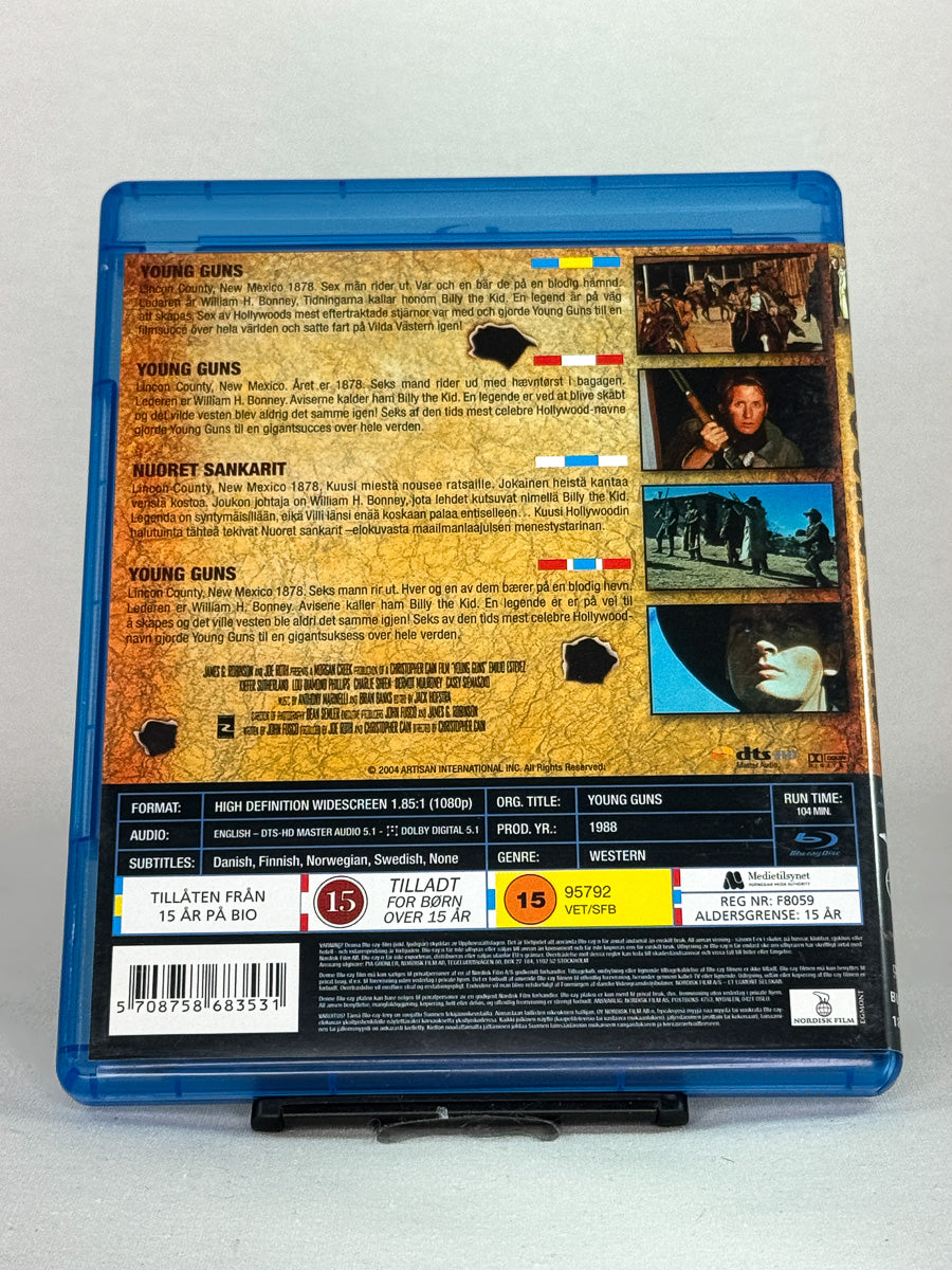 Bakside av Blu-ray-cover til Young Guns – actionfylt historie om Billy the Kid og hans bande, Blu-ray hos Brukbar Film.