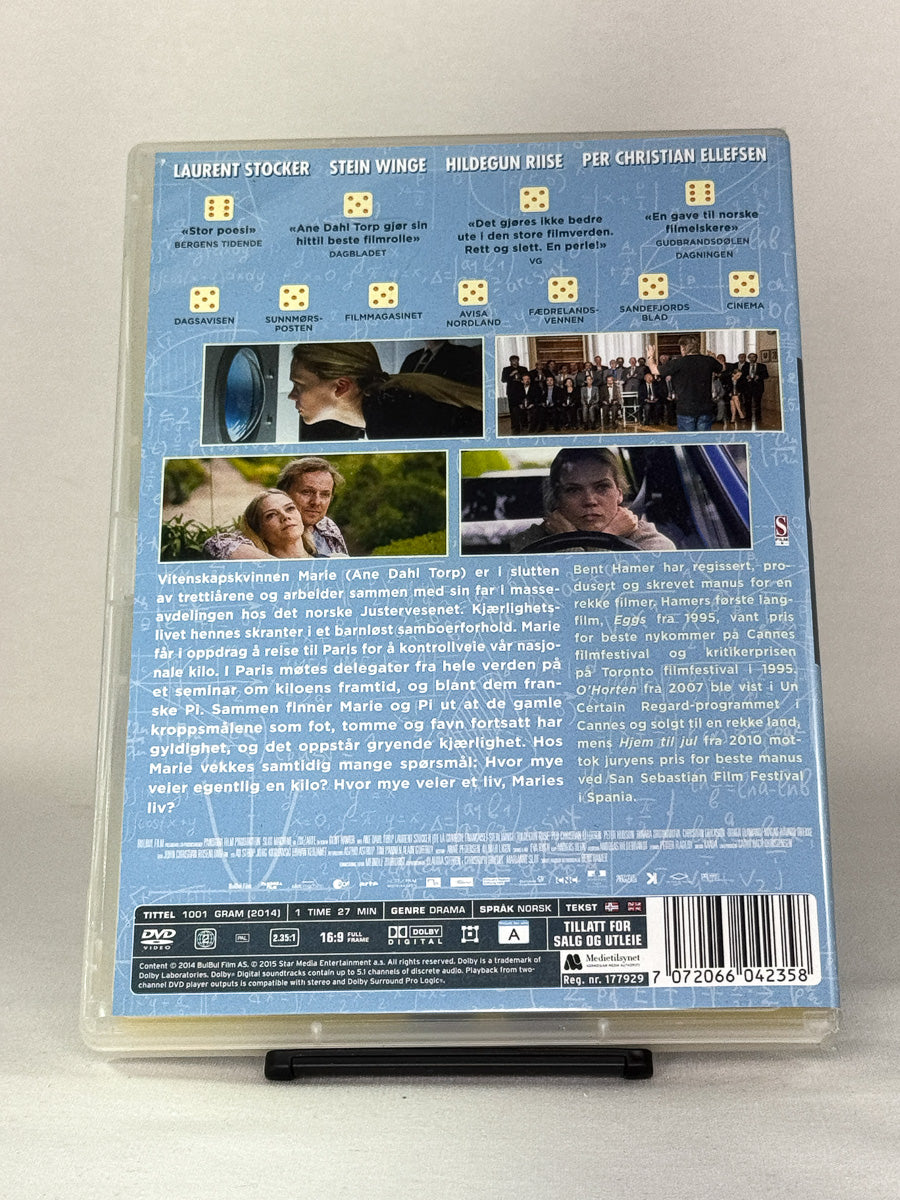 DVD-bakside til filmen 1001 Gram
Baksiden viser info, spesifikasjoner og eventuell ekstratekst – produktbilde fra nettbutikken Brukbar Film