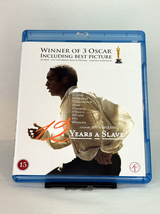 Forside av Blu-ray-cover til 12 Years a Slave – brukt film på Blu-ray, kjøp originale titler hos Brukbar Film