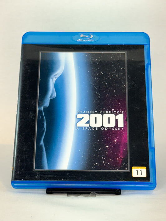 Forside av Blu-ray-cover til 2001: A Space Odyssey – Stanley Kubricks legendariske science fiction-film på Blu-ray, brukt utgave hos Brukbar Film