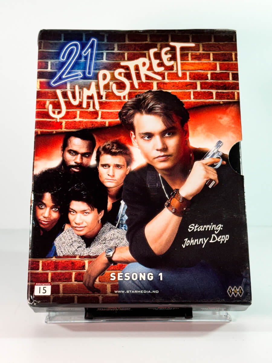 Forside av cover til 21 jump street sesong 1, bruktfilm på DVD hos Brukbar Film