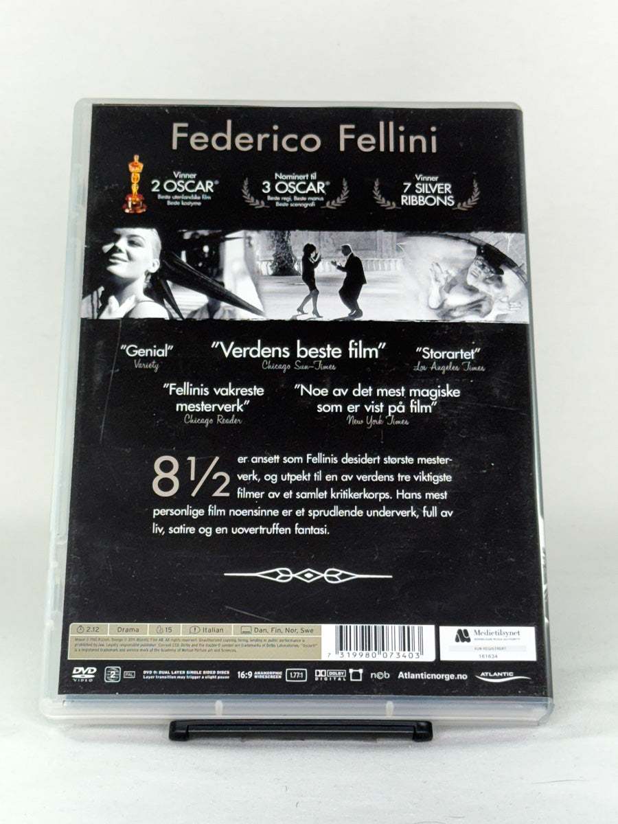 Bakside av 8½ – italiensk klassiker om kunstnerens liv og drømmer, Oscar-vinnende film, brukt DVD fra Brukbar Film.