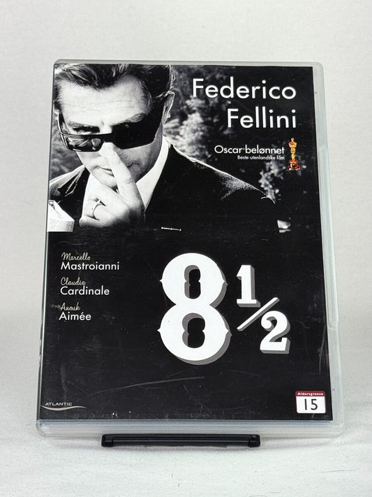 Forside av DVD-cover til 8½ – Federico Fellinis mesterverk med Marcello Mastroianni, Claudia Cardinale og Anouk Aimée, tilgjengelig hos Brukbar Film.