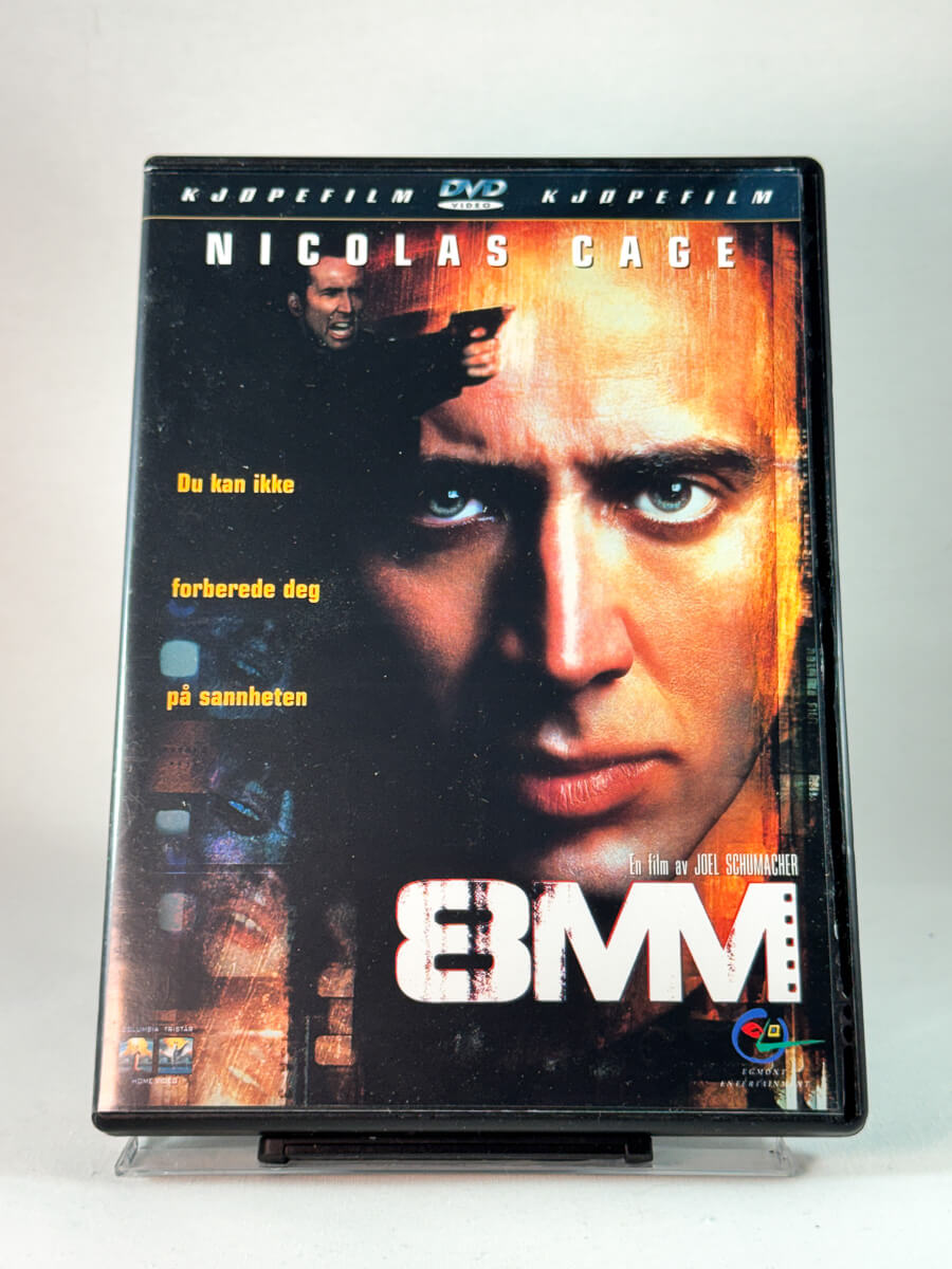 Forside av cover til 8MM, brukt original DVD hos Brukbar Film
