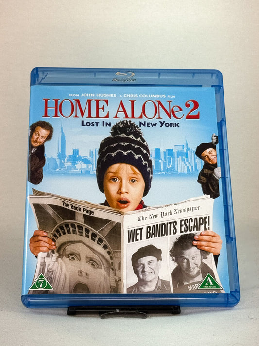 home-alone-2-lost-in-new-york-blu-ray-brukt-film-cover-forside
Forside av Blu-ray-cover til Home Alone 2: Lost in New York – familiefavoritten regissert av Chris Columbus med Macaulay Culkin, Joe Pesci og Daniel Stern, brukt Blu-ray hos Brukbar Film.