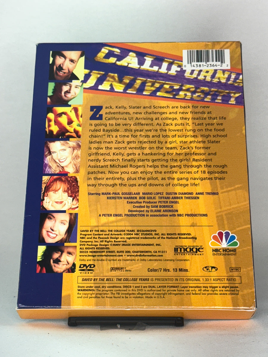 DVD-bakside til filmen Saved by the Bell: The College Years
Baksiden viser info, spesifikasjoner og eventuell ekstratekst – produktbilde fra nettbutikken Brukbar Film