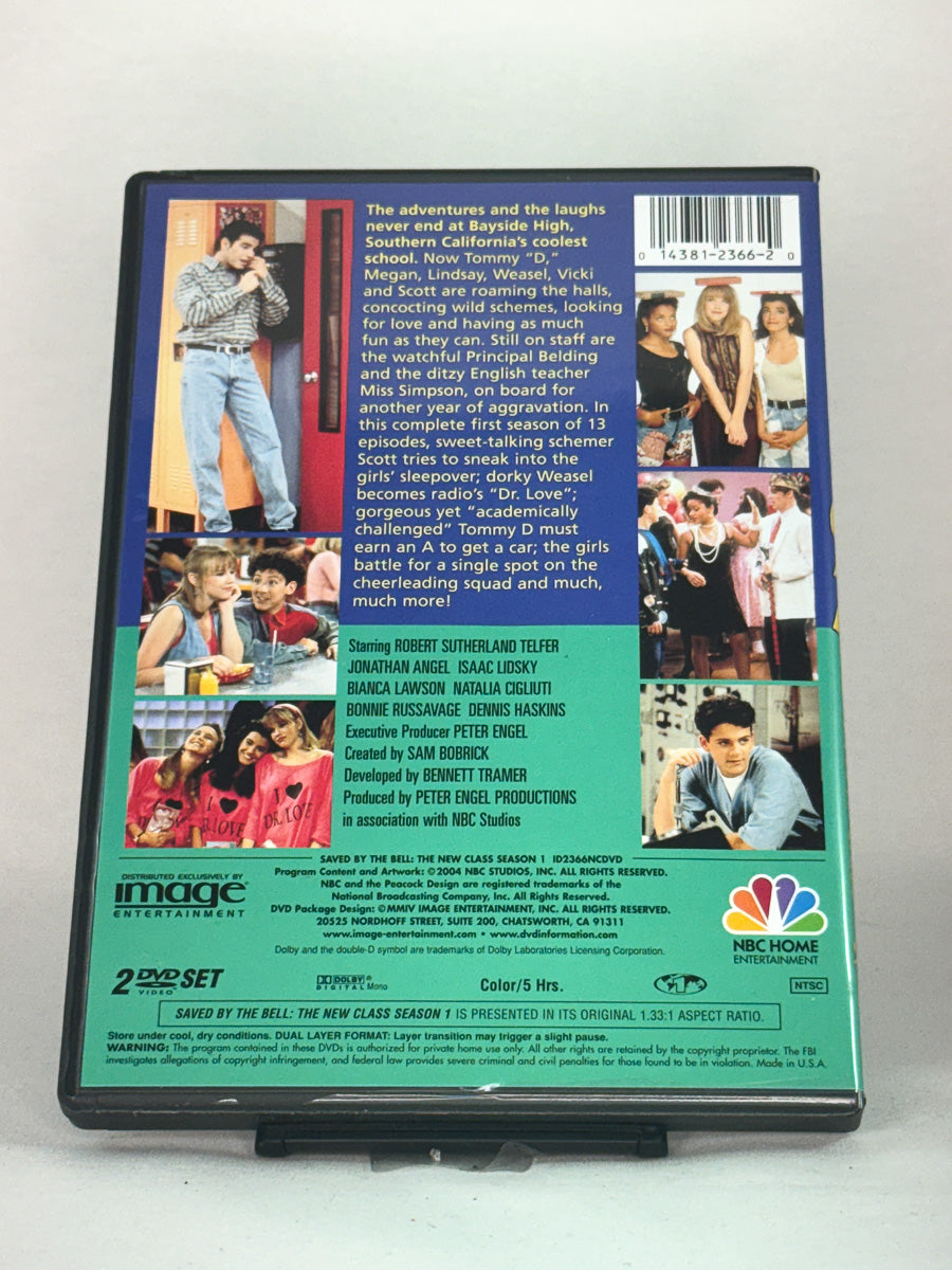 DVD-bakside til filmen Saved by the Bell: The New Class – Season 1
Baksiden viser info, spesifikasjoner og eventuell ekstratekst – produktbilde fra nettbutikken Brukbar Film