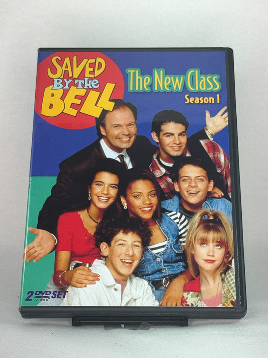 DVD-forside til serien Saved by the Bell: The New Class – Season 1
Originalt cover brukt for produktbilde i nettbutikken Brukbar Film