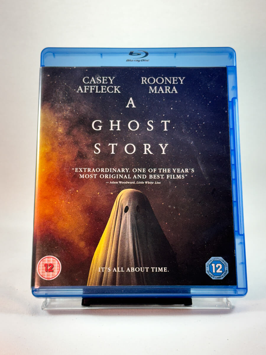 Forside av cover til A Ghost Story, bruktfilm hos nettbutikken Brukbar Film