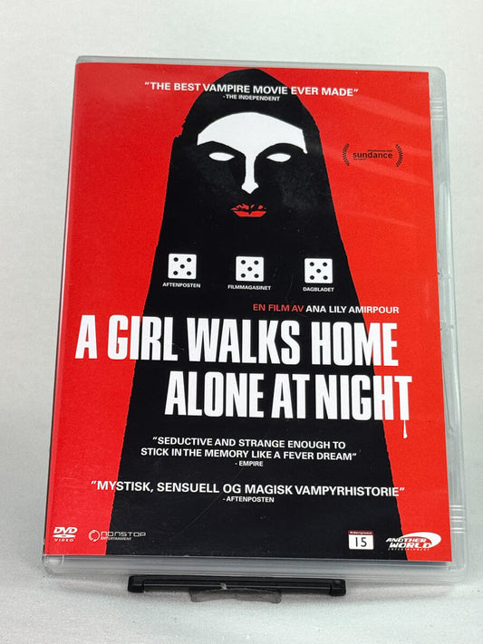 Forside av brukt DVD-film A Girl Walks Home Alone at Night, stilfull vampyrfilm regissert av Ana Lily Amirpour, original cover hos Brukbar Film.