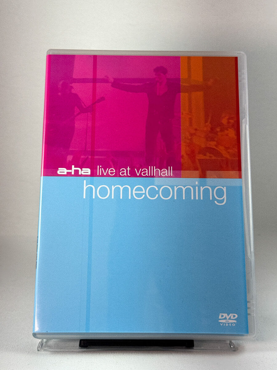 Forside av DVD-cover til a-ha Live at Vallhall – Homecoming med tydelig konsertmotiv; brukt DVD-film, musikkdokumentar og liveopptak hos Brukbar Film