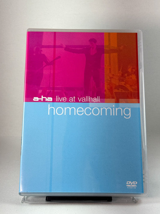 Forside av DVD-cover til a-ha Live at Vallhall – Homecoming med tydelig konsertmotiv; brukt DVD-film, musikkdokumentar og liveopptak hos Brukbar Film