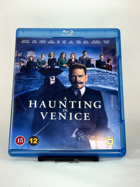 Forside av Blu-ray-cover til A Haunting in Venice regissert av Kenneth Branagh, med Tina Fey og Michelle Yeoh – brukt mysterie- og krimfilm på Blu-ray hos Brukbar Film.