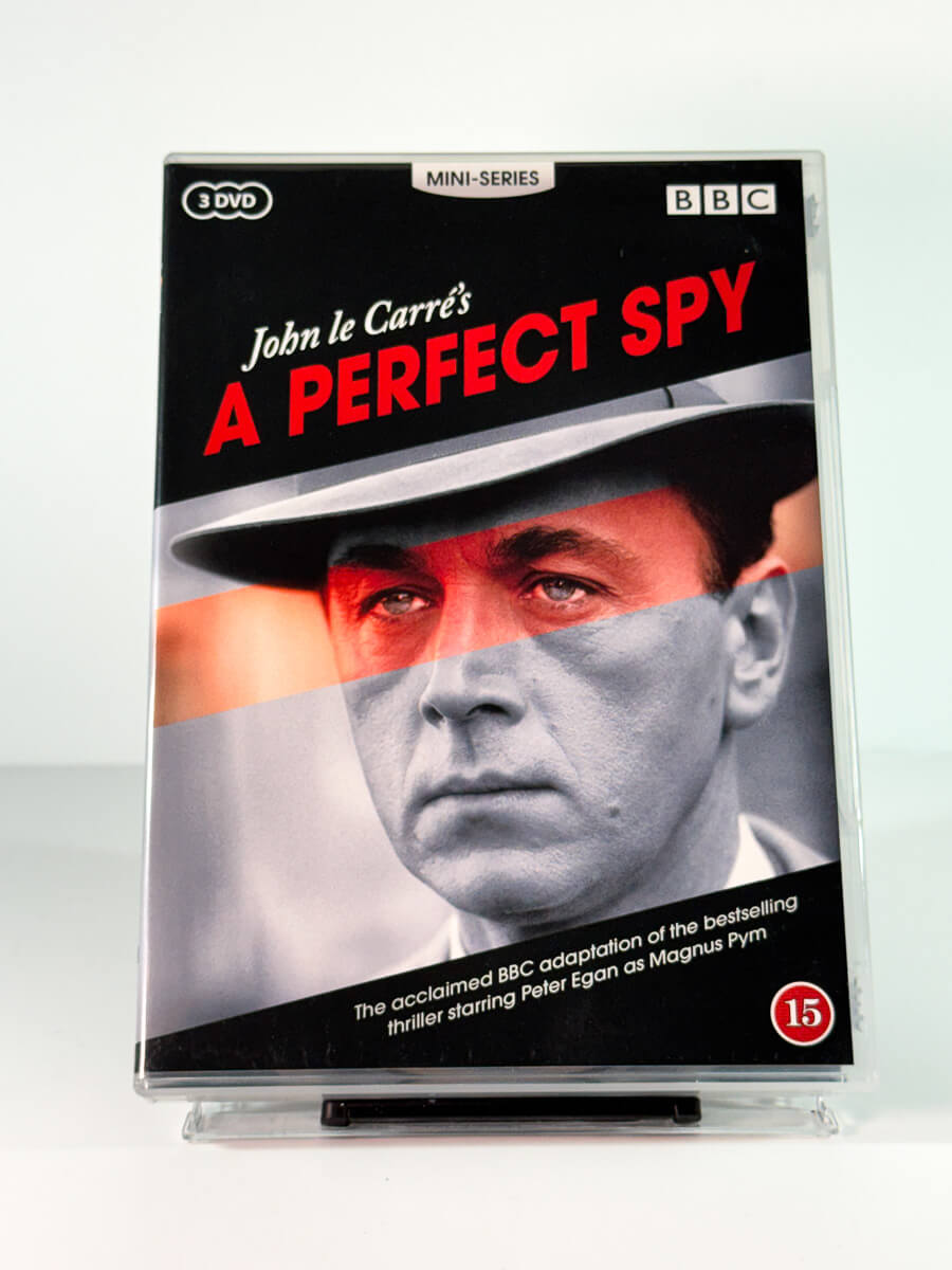 Forside av cover til A Perfect Spy, bruktfilm på DVD hos Brukbar Film