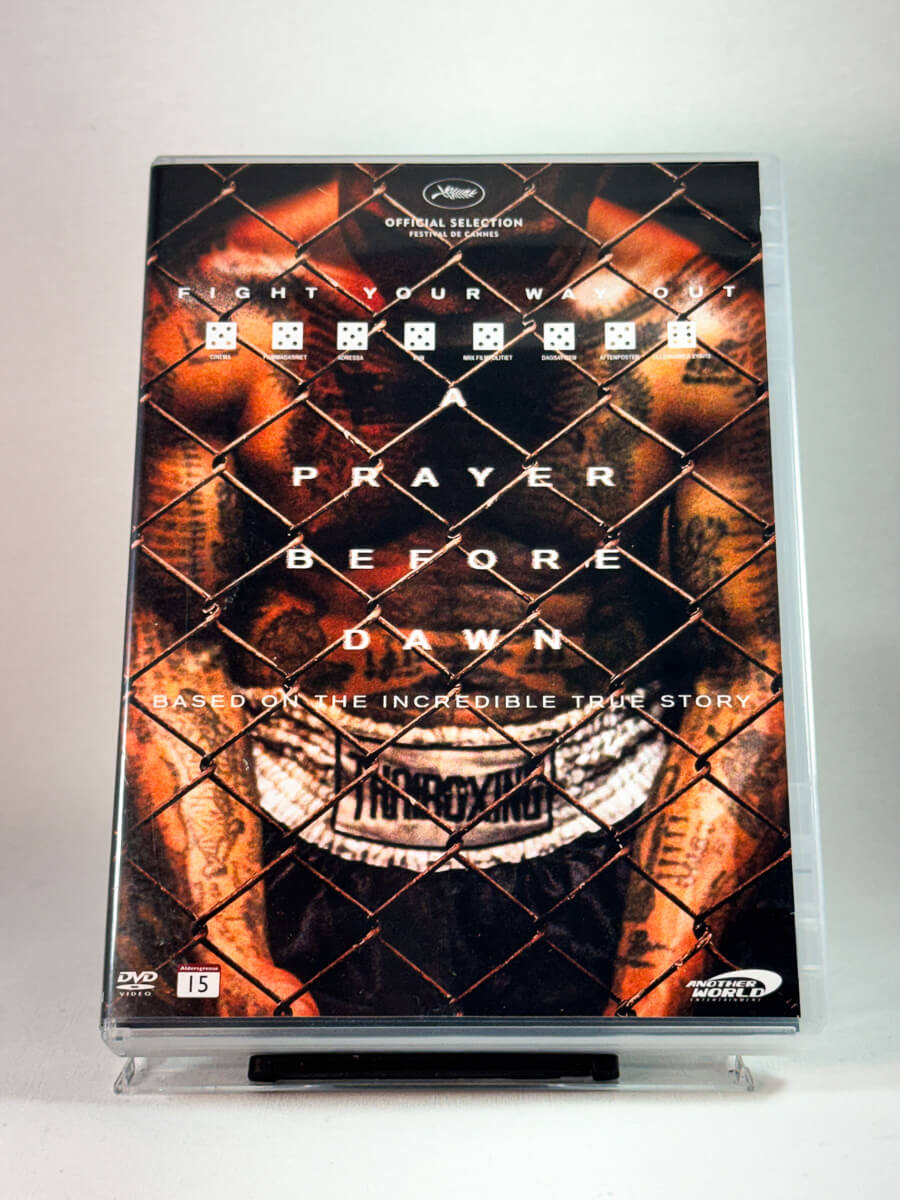Forside av cover til A Prayer Before Dawn, bruktfilm på DVD hos Brukbar Film