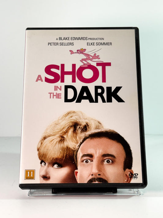 Forside av cover til A Shot in the Dark, bruktfilm på DVD hos Brukbar Film