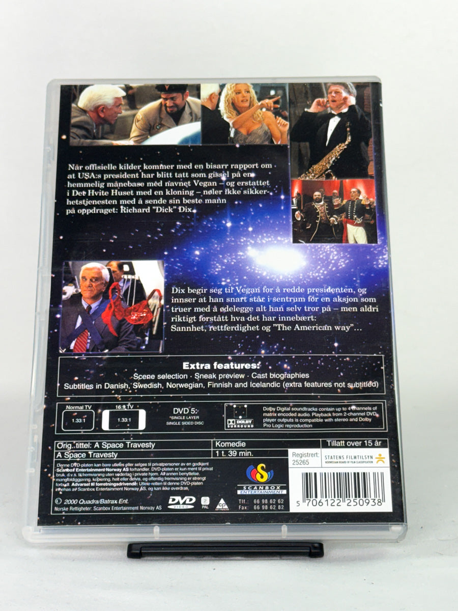 DVD-bakside til filmen A Space Travesty
Baksiden viser info, spesifikasjoner og eventuell ekstratekst – produktbilde fra nettbutikken Brukbar Film