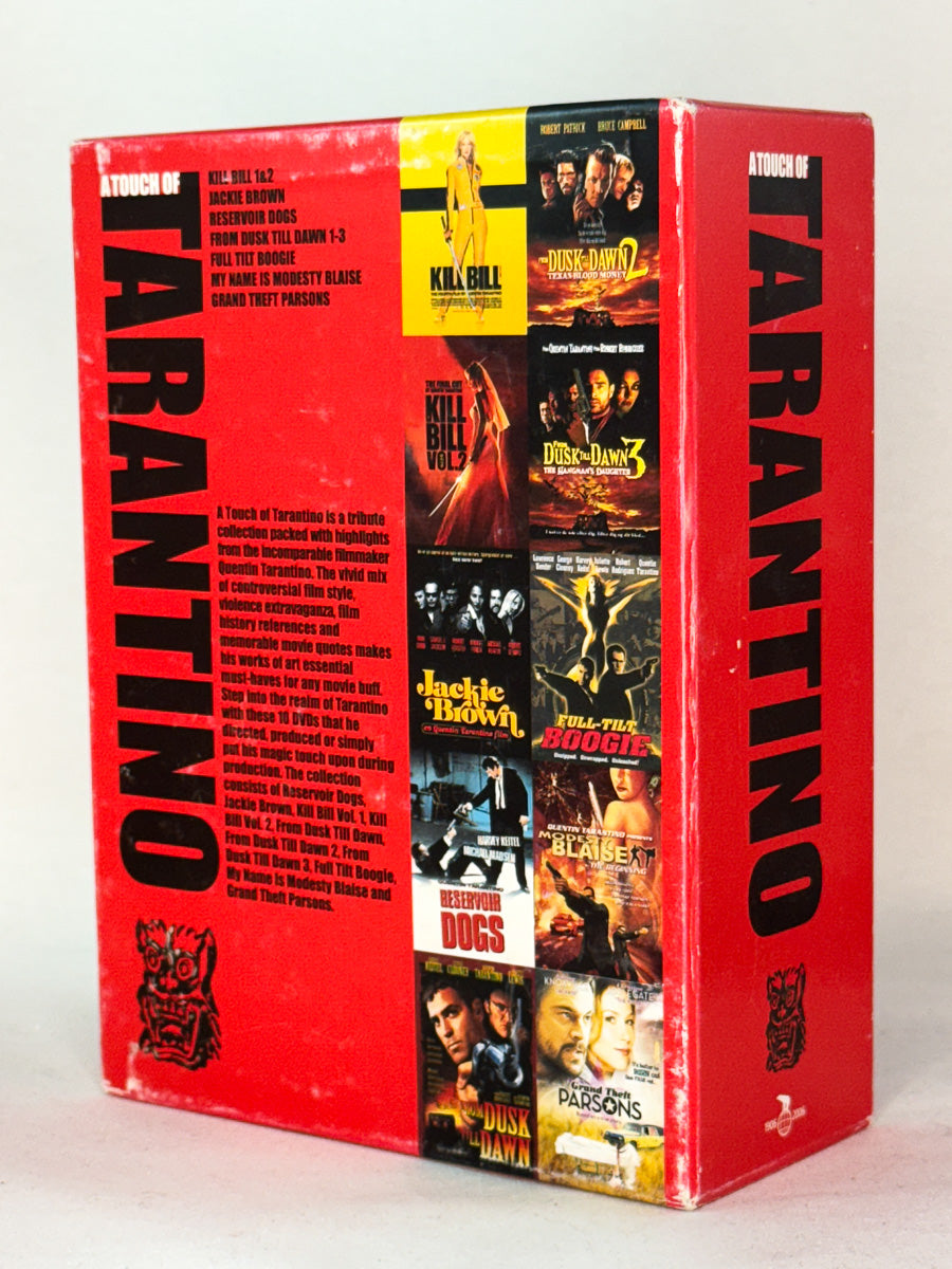 Bakside av DVD-samleboksen A Touch of Tarantino – inneholder klassikere som Jackie Brown, Full Tilt Boogie og My Name Is Modesty Blaise, med Tarantinos karakteristiske stil og filmarv, original brukt samleboks hos Brukbar Film