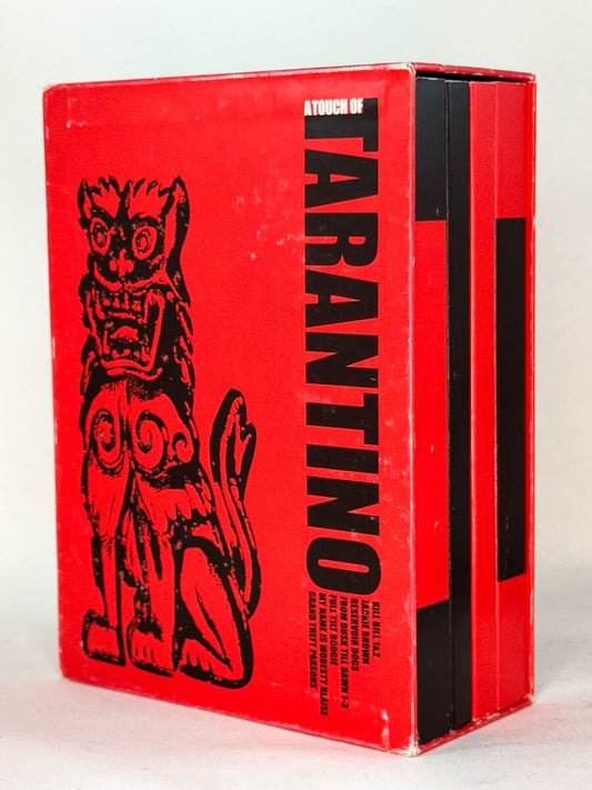Forside av DVD-samleboksen A Touch of Tarantino – en hyllest til Quentin Tarantino med ikoniske filmer som Kill Bill, Reservoir Dogs og From Dusk Till Dawn, samlet i en unik utgave for filmelskere, tilgjengelig hos Brukbar Film.