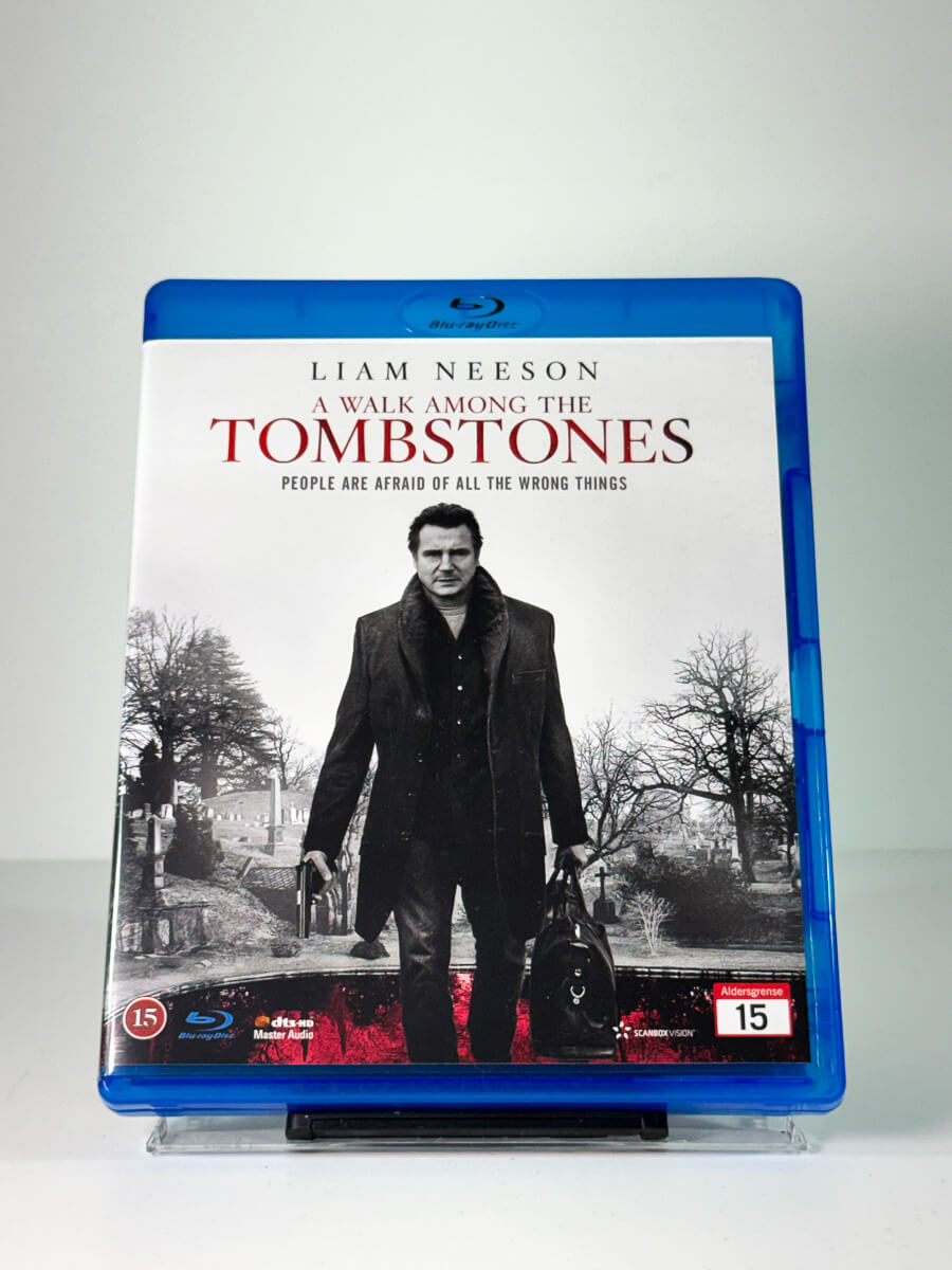 Forside av cover til A Walk Among the Tombstones, brukt Blu-ray-utgivelse hos Brukbar Film