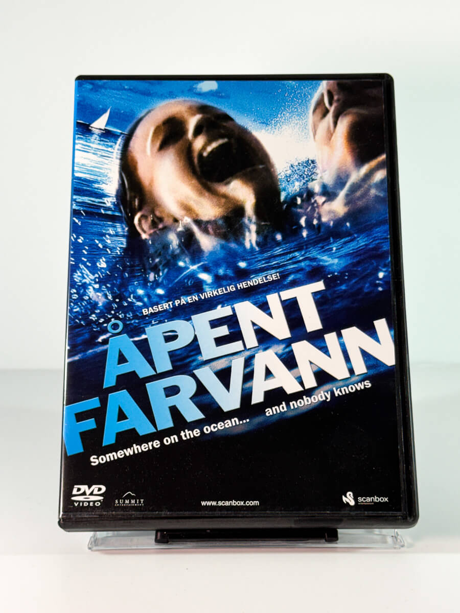 Forside av cover til Åpent Farvann, bruktfilm hos nettbutikken Brukbar Film