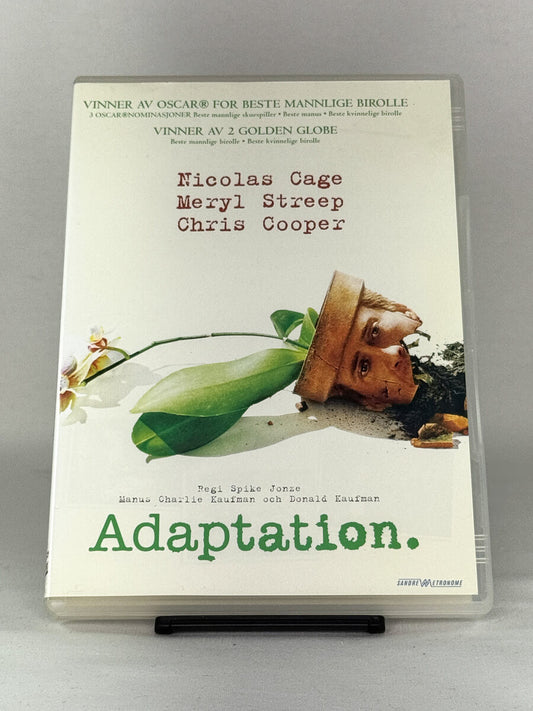 DVD-forside til filmen Adaptation
Originalt cover brukt for produktbilde i nettbutikken Brukbar Film