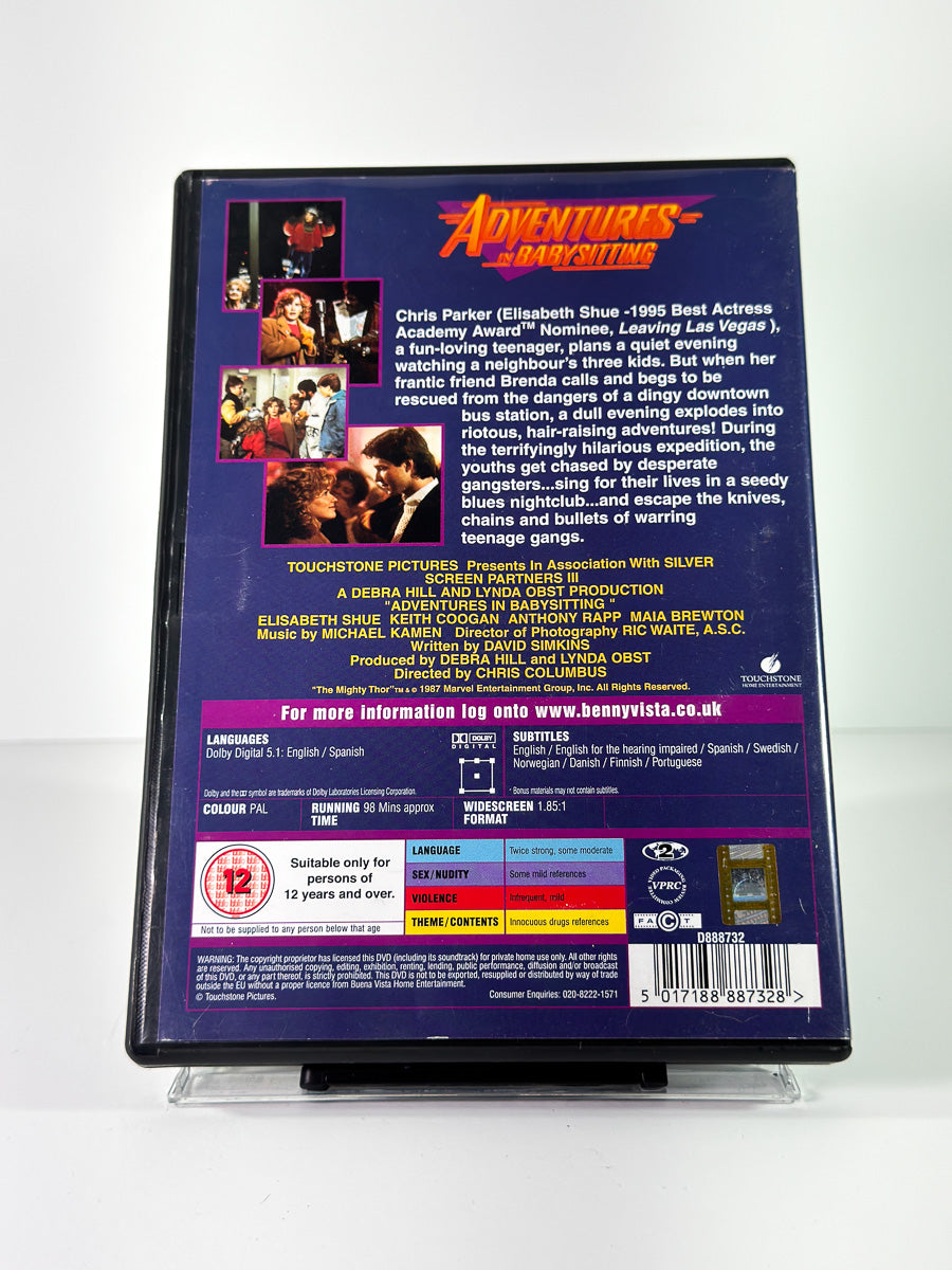 Bakside av cover til Adventures in Babysitting, bruktfilm på DVD hos Brukbar Film