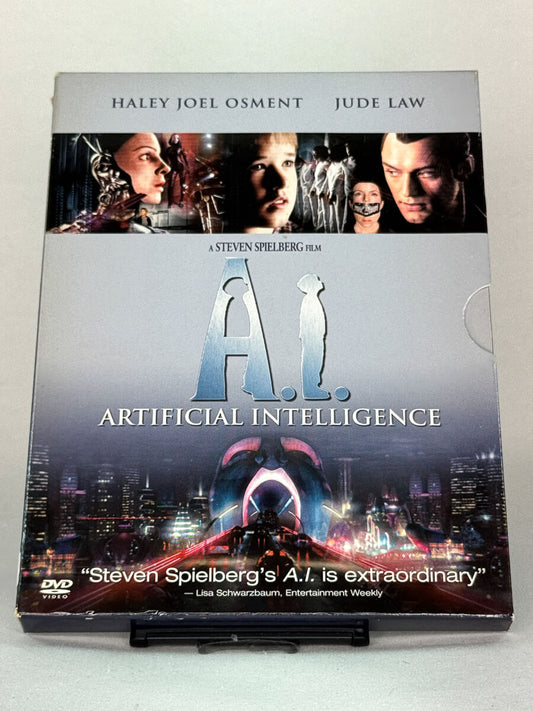 Forside av DVD-cover til A.I. Artificial Intelligence med Haley Joel Osment og Jude Law – Steven Spielbergs visuelt sterke sci-fi-drama om menneskelighet og kunstig liv, brukt DVD hos Brukbar Film.