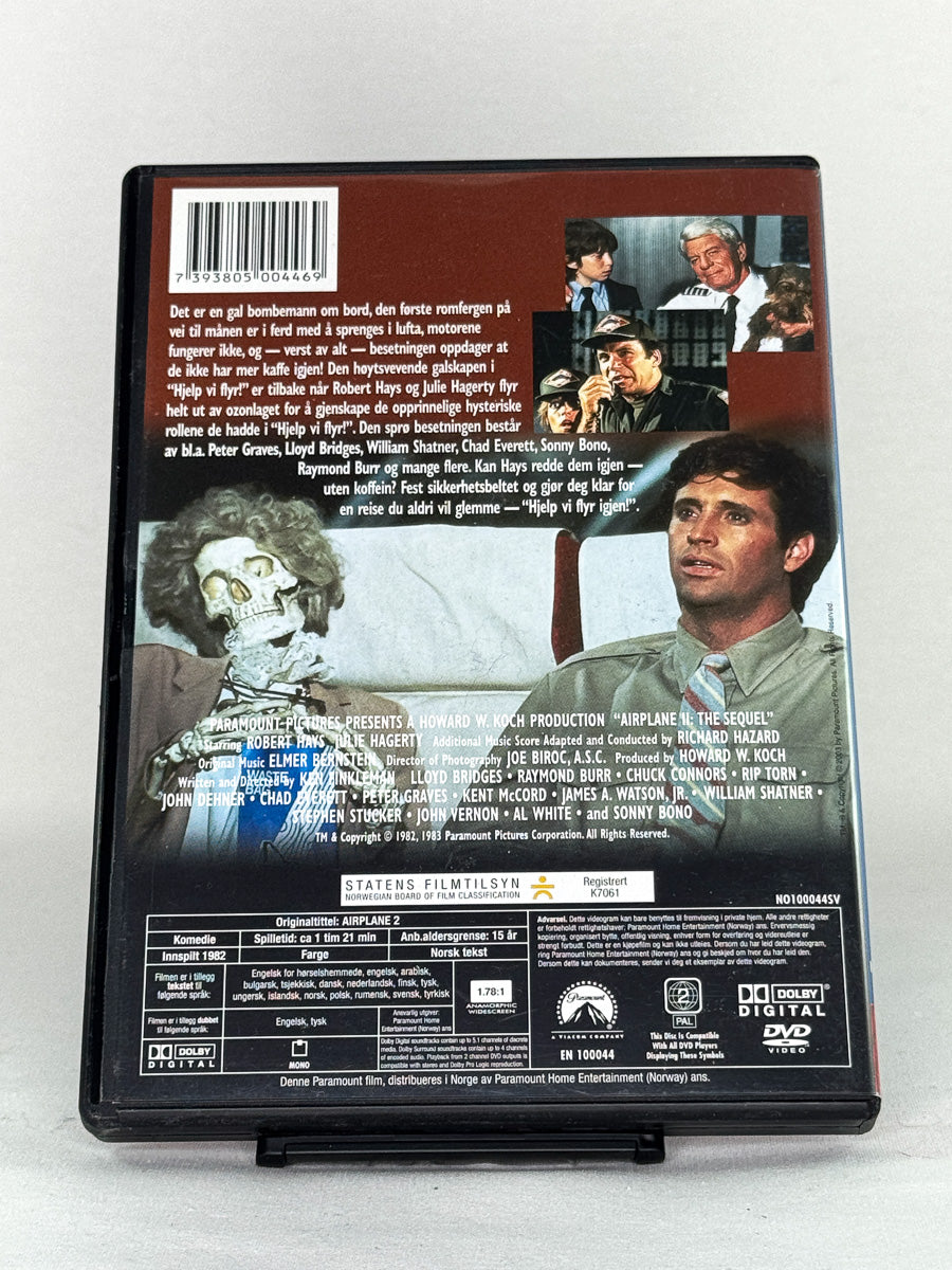 DVD-bakside til filmen Airplane II - Hjelp vi flyr igjen!
Baksiden viser info, spesifikasjoner og eventuell ekstratekst – produktbilde fra nettbutikken Brukbar Film