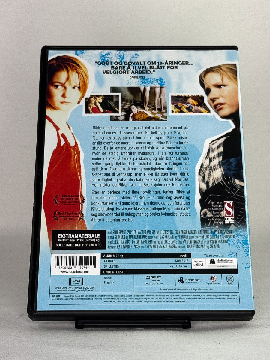 DVD-bakside til filmen Aldri mer 13!
Baksiden viser info, spesifikasjoner og eventuell ekstratekst – produktbilde fra nettbutikken Brukbar Film