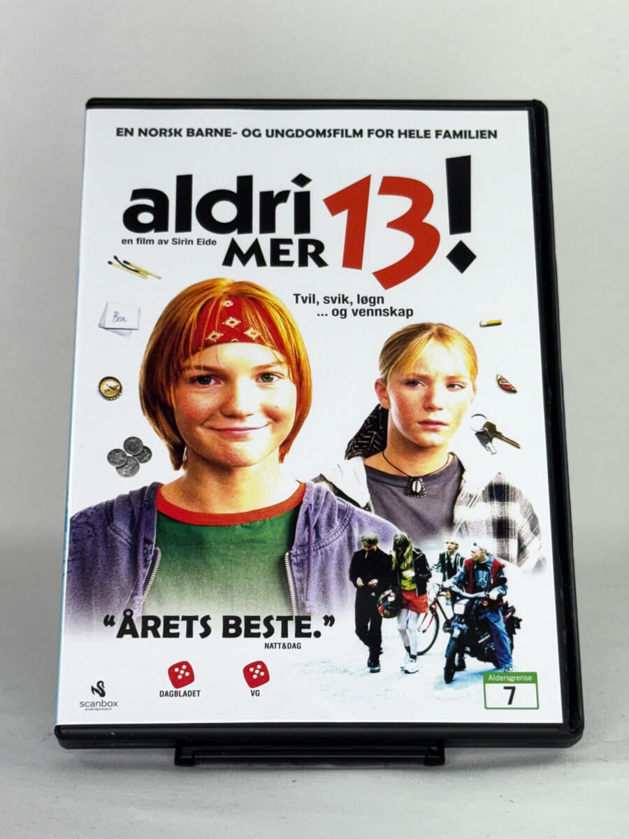DVD-forside til filmen Aldri mer 13!
Originalt cover brukt for produktbilde i nettbutikken Brukbar Film
