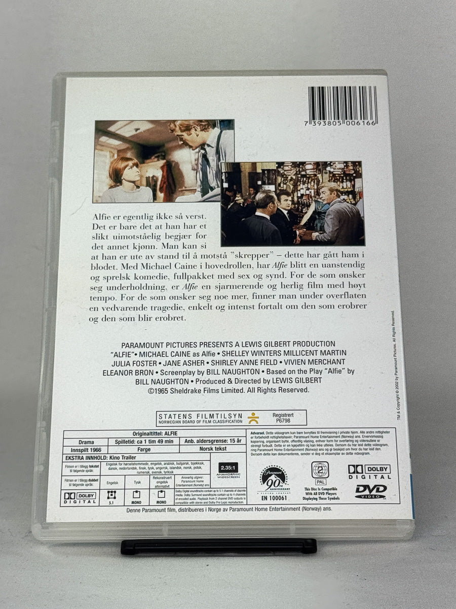 DVD-bakside til filmen Alfie
Baksiden viser info, spesifikasjoner og eventuell ekstratekst – produktbilde fra nettbutikken Brukbar Film