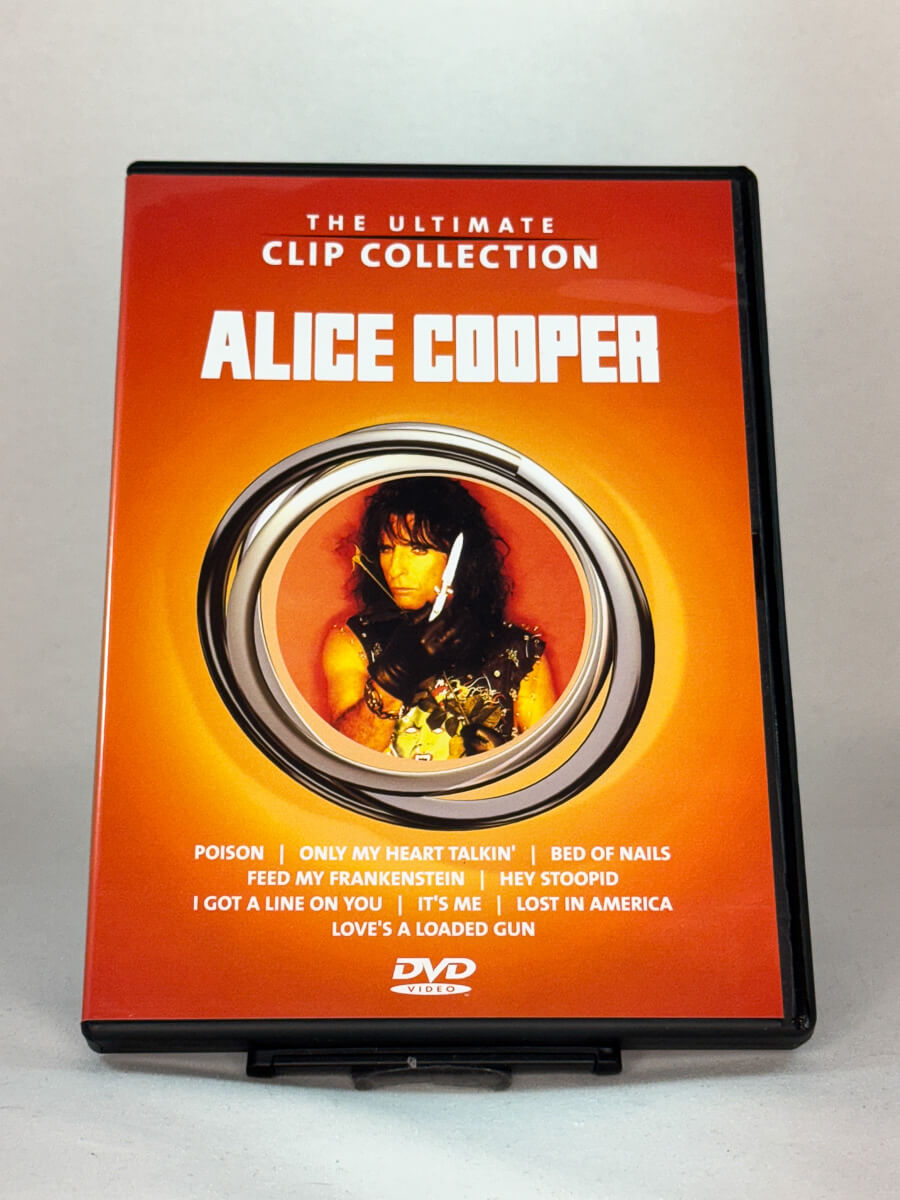 Forside av DVD-cover til Alice Cooper – The Ultimate Clip Collection, med klassiske musikkvideoer som “Poison” og “Feed My Frankenstein” – brukt samler-DVD hos Brukbar Film.