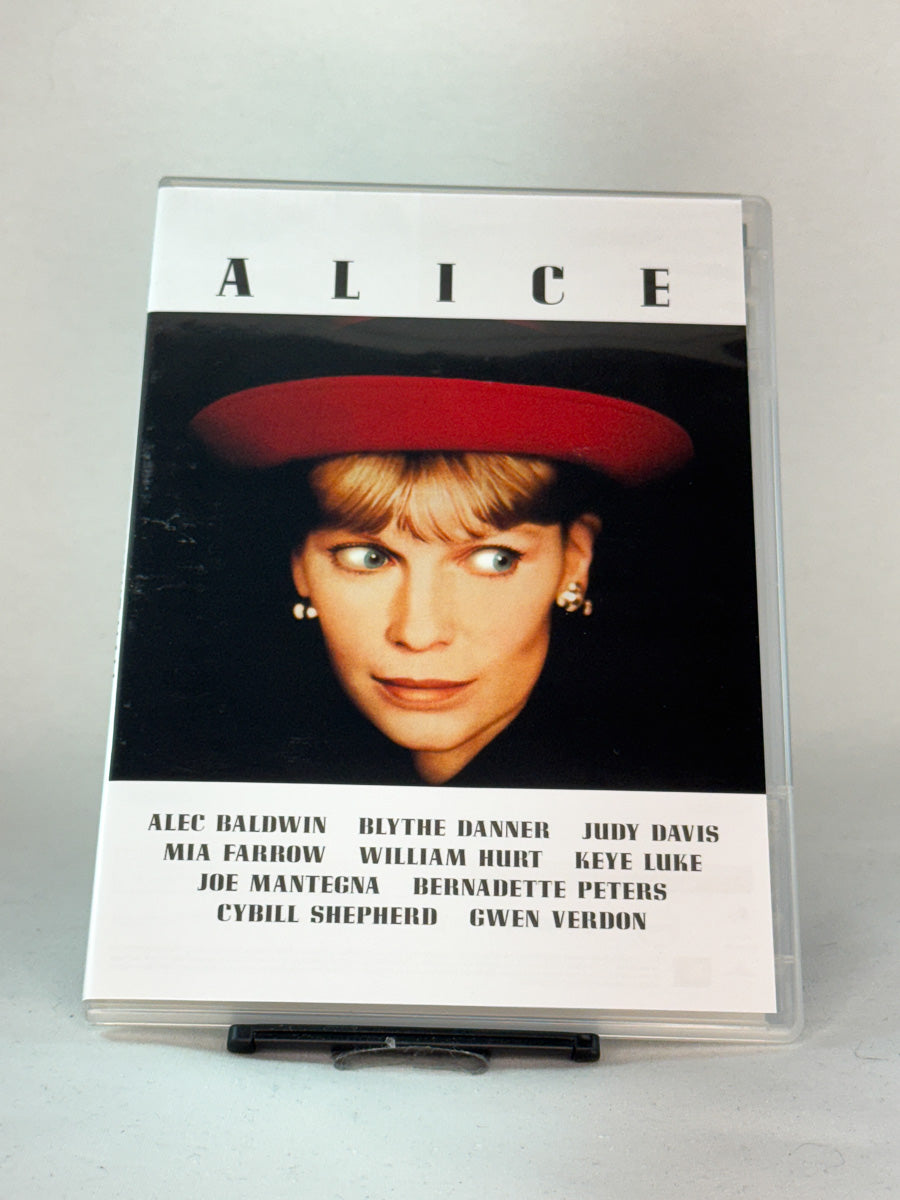 Forside av DVD-cover til Alice – magisk romantisk komedie av Woody Allen med Mia Farrow, Alec Baldwin og William Hurt, brukt DVD hos Brukbar Film.