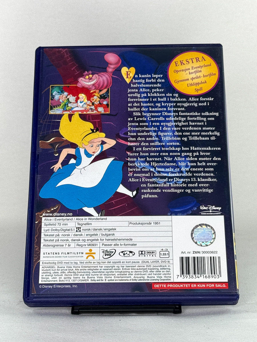 DVD-bakside til filmen Alice i Eventyrland
Baksiden viser info, spesifikasjoner og eventuell ekstratekst – produktbilde fra nettbutikken Brukbar Film
