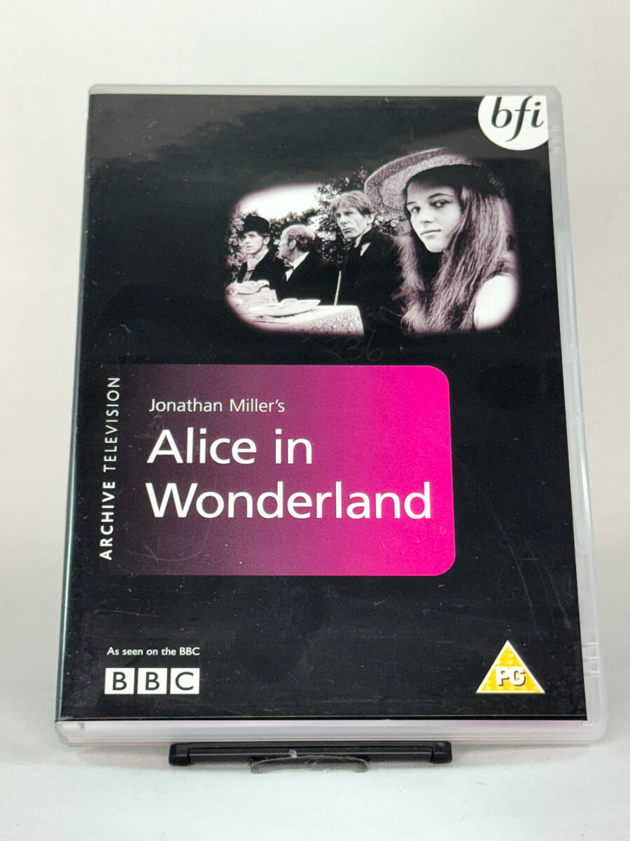 Forside av DVD-cover til Alice in Wonderland – BBCs klassiske Jonathan Miller-versjon av Lewis Carrolls eventyr, brukt DVD hos Brukbar Film.