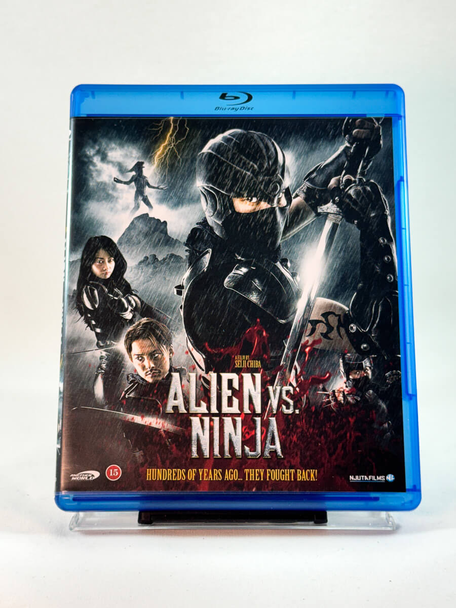 Forside av cover til Alien vs. Ninja, brukt Blu-ray hos Brukbar Film
