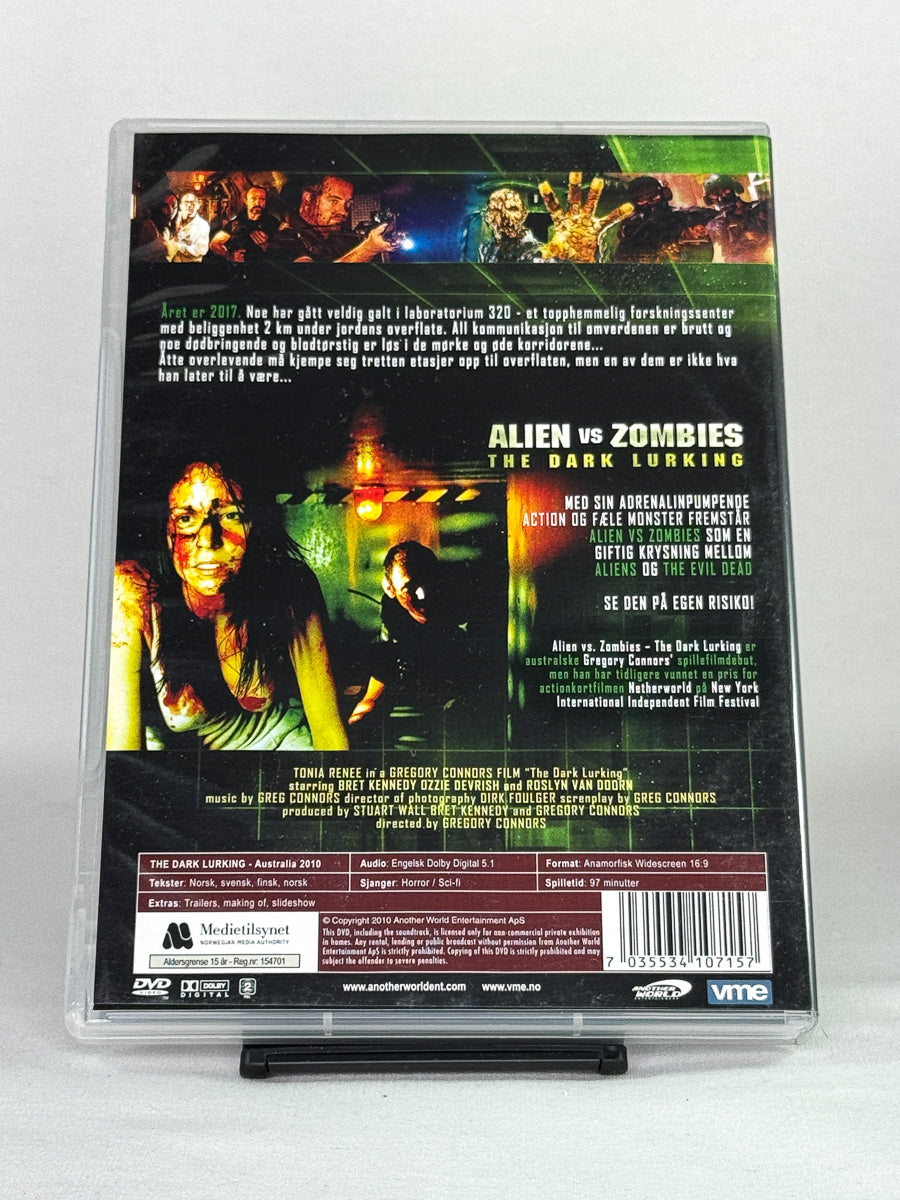 DVD-bakside til filmen Alien vs Zombies: The Dark Lurking
Baksiden viser info, spesifikasjoner og eventuell ekstratekst – produktbilde fra nettbutikken Brukbar Film