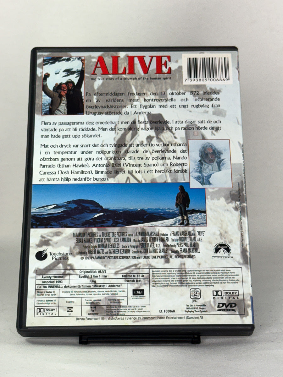 DVD-bakside til filmen Alive
Baksiden viser info, spesifikasjoner og eventuell ekstratekst – produktbilde fra nettbutikken Brukbar Film