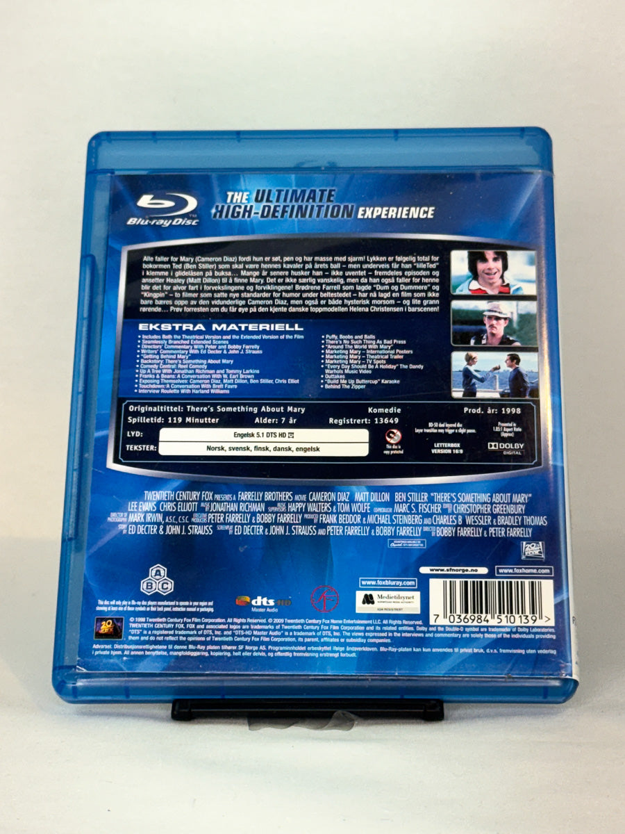 Bakside av Blu-ray-cover for Alle elsker Mary – brukt original Blu-ray komedie fra Brukbar Film