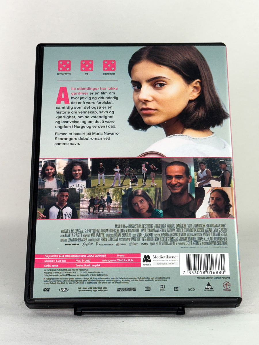 DVD-bakside til filmen Alle utlendinger har lukka gardiner
Baksiden viser info, spesifikasjoner og eventuell ekstratekst – produktbilde fra nettbutikken Brukbar Film