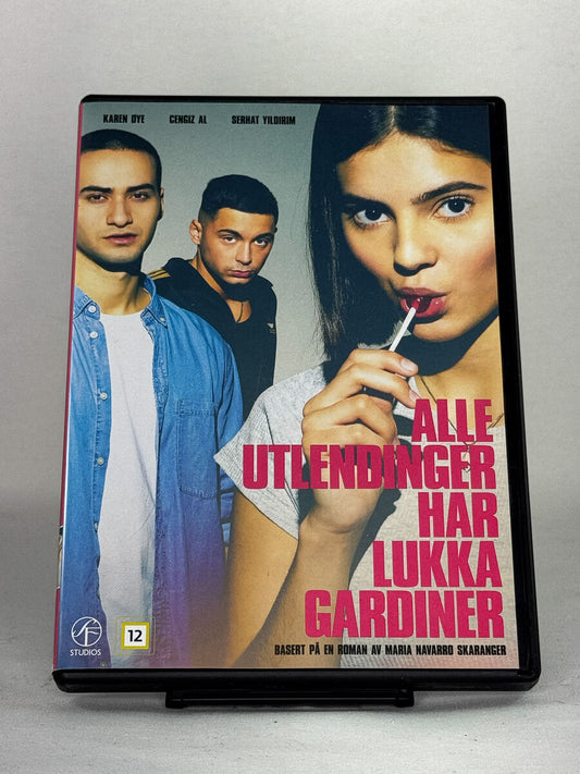 DVD-forside til filmen Alle utlendinger har lukka gardiner
Originalt cover brukt for produktbilde i nettbutikken Brukbar Film