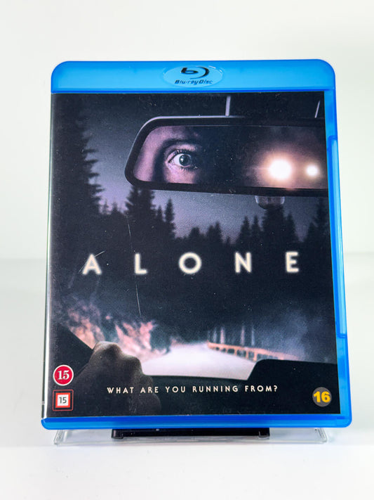 Forside av cover til Alone, bruktfilm hos nettbutikken Brukbar Film