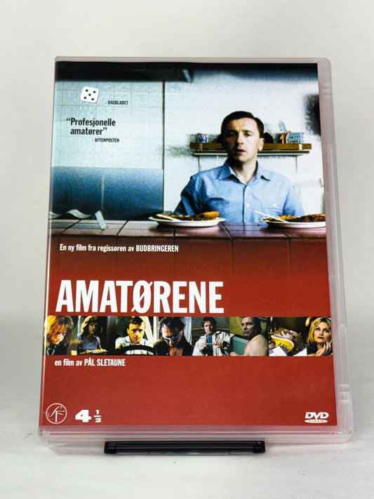 DVD-forside til filmen Amatørene
Originalt cover brukt for produktbilde i nettbutikken Brukbar Film